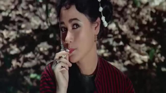 Suzzanna disebut-sebut menjaga kecantikan dengan mengonsumsi melati. Menurut pasangannya, Clift Sangra, ada banyak ritual mistis lain.