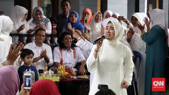 Anies Baswedan menganggap kedatangan Cici sebuah kejutan. Menurutnya, kejutan-kejutan itu masih akan berlangsung hingga masa pencoblosan.