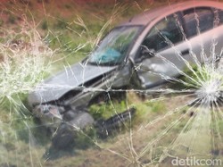 Viral Mobil Hilang Kendali hingga Terguling di Perumahan Cibubur Bogor