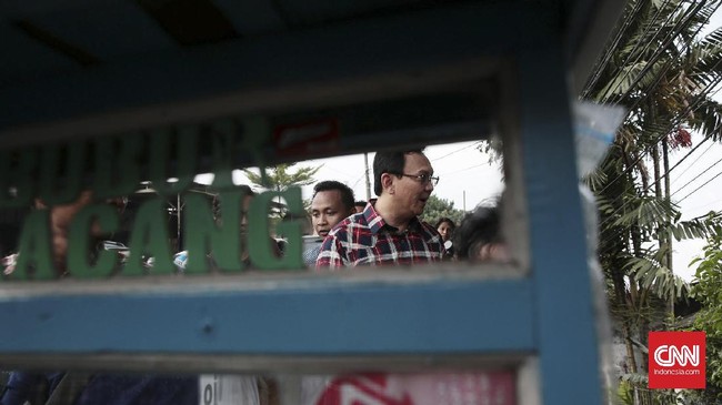 Ahok ditolak dan dikejar sekelompok orang saat menemui warga di Rawa Belong, Jakarta Barat, Rabu (2/11). Ini bukan kejadian pertama ia ditolak warga.