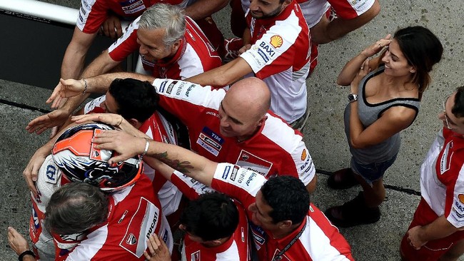 Pebalap Ducati Andrea Dovizioso menjalani putaran terakhir GP Malaysia dengan pandangan yang kabur. Ia tak kuasa menahan air matanya agar tak tertumpah.