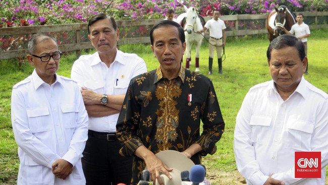 Jokowi dan Prabowo ingin menunjukkan tekad tokoh negara yang pernah berseberangan bisa bersatu untuk menjaga persatuan bangsa.