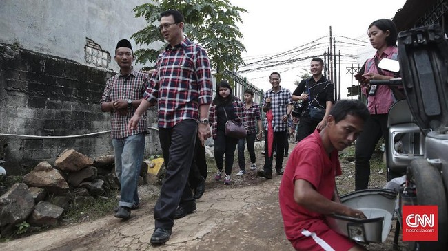 Sebelum mengejar, sekelompok orang yang mengaku warga itu mempertanyakan maksud kedatangan Ahok. Mereka juga membawa spanduk bertulis kata kasar terhadap Ahok.