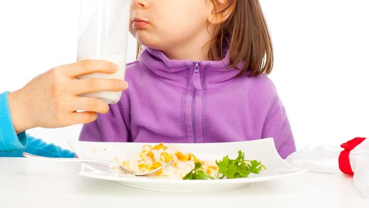 Banyak orang tua menyiasati anaknya yang picky eater dengan susu. Tepat atau nggak sih?