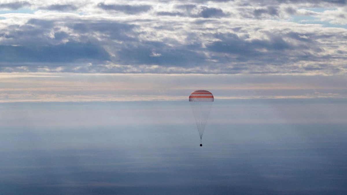 Detik-detik Astronaut Pulang ke Bumi dalam Bingkai Kamera