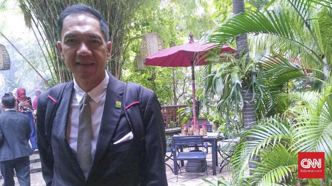 Gita Wirjawan tetap memenuhi syarat menjadi ketua umum PBSI meski enam pengurus provinsi PBSI mencabut surat dukungan pada dirinya.