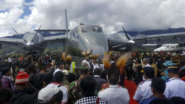 Lokasi jatuhnya pesawat Caribou sudah terdeteksi tapi belum bisa ditembus karena cuaca buruk. Kantor SAR Timika menyiapkan dua helikopter untuk evakuasi.