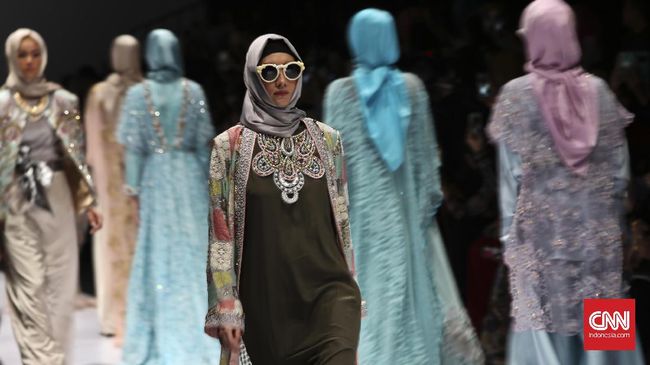 Busana bergaya kaftan dengan bahan brokat yang populer dengan nama 'Kaftan Nagita' jadi gaya baju Lebaran paling dicari tahun ini.