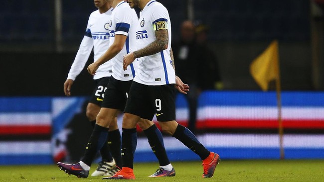 Pelatih Internazionale Milano Frank de Boer menyebut ada masalah mentalitas yang menghinggapi para pemainnya sehingga kerap tampil buruk musim ini.