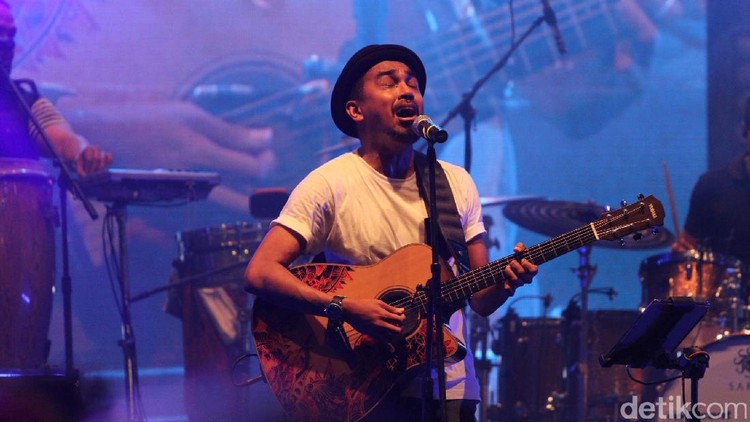 Sebelumnya ada desas-desus yang menyebut bahwa Glenn Fredly meninggal karena Corona. Keluarga Glenn memastikan bahwa ia bukan meninggal karena Corona.