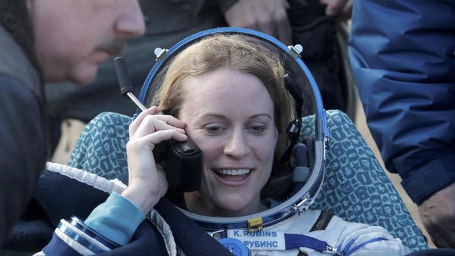 Detik-detik Astronaut Pulang ke Bumi dalam Bingkai Kamera