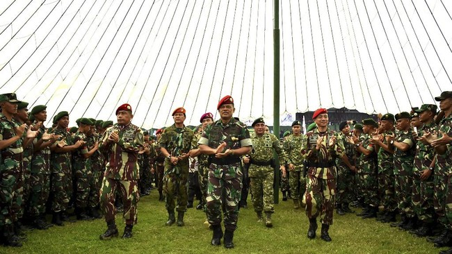 Tentara harus bantu pengamanan demo tersebut. Namun, kepentingan sebagian besar masyarakat yang tidak ikut aksi harus dikedepankan dalam pengamanan.