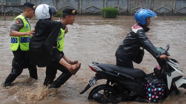 Penetapan status siaga darurat bencana ditetapkan berdasarkan peringatan BMKG serta curah hujan tinggi dalam sebulan terakhir.