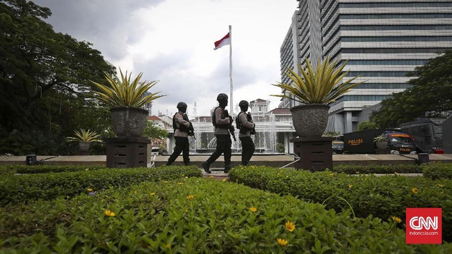 Satu water cannon disiagakan di gerbang Balai Kota Jakarta. Namun hingga pukul 10.45 WIB, kawasan Medan Merdeka masih normal, tak terpengaruh aksi 313.