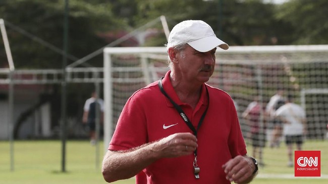 Alfred Riedl tak terburu-buru membuang formasi 4-4-1-1 favoritnya setelah Irfan Bachdim cedera. Hanya saja, ia akan memaksimalkan serangan balik.