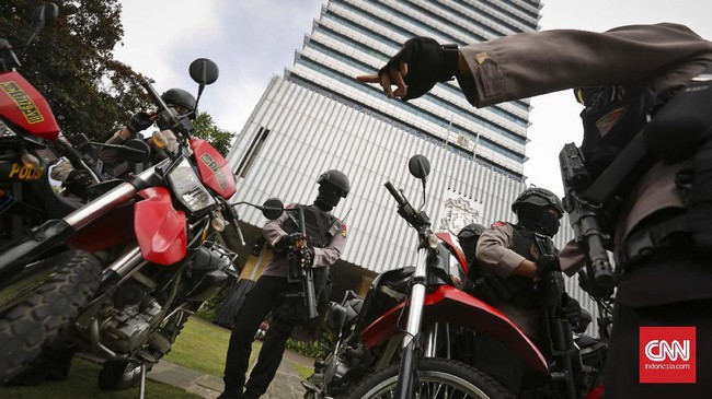 Pelaksana Tugas Gubernur DKI Jakarta Sumarsono memantau kondisi Jakarta jelang demonstrasi siang ini lewat CCTV yang juga bisa diakses masyarakat.