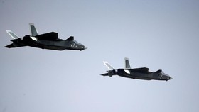 China Pamer Rudal Jet Tempur J-20