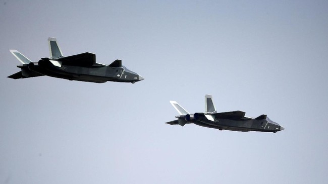 Angkatan udara China memamerkan rudal yang memperkuat jet tempur J-20 terbaru mereka untuk pertama kalinya pada Senin (12/11).