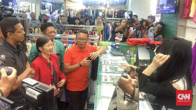 Dirjen Pajak Ken Dwijugiasteadi menyambangi ITC Mangga Dua, demi merayu para pedagang kecil untuk ikut program pengampunan pajak.
