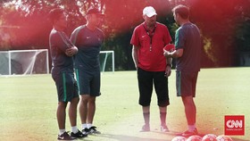 Alfred Riedl di Mata Dua Pemain Timnas Indonesia