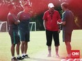 Alfred Riedl di Mata Dua Pemain Timnas Indonesia