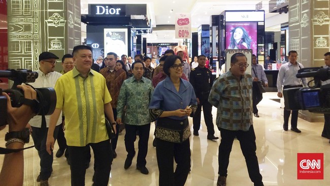 Kehadiran Sri Mulyani di Pacific Place sontak membuat banyak pengunjung melirik-lirik saat mantan Direktur Pelaksana Bank Dunia blusukan ke beberapa tempat.