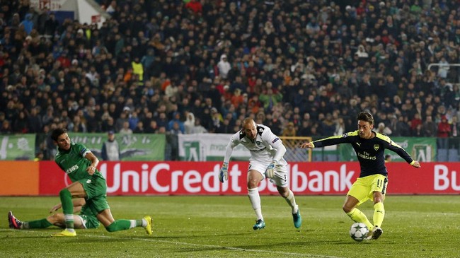 Mesut Oezil mencetak gol penentu kemenangan Arsenal atas Ludogorets Razgrad lewat aksi individu yang ciamik di Stadion Vasil Levsky, Sofia.