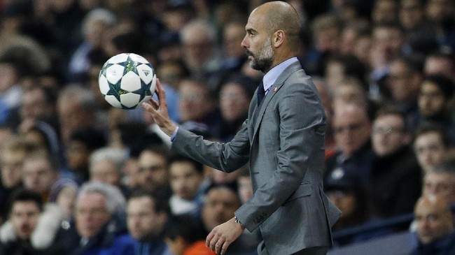 Pep Guardiola menilai Antonio Conte tak perlu khawatir memantau pertandingan tim lain karena koleksi poin Chelsea masih terpaut jauh dari tim lainnya.
