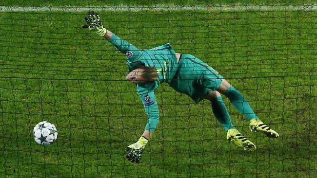 Kiper Barcelona, Marc Andre ter Stegen mengakui bahwa Real Madrid layak jadi juara La Liga musim lalu karena tampil sangat kuat.