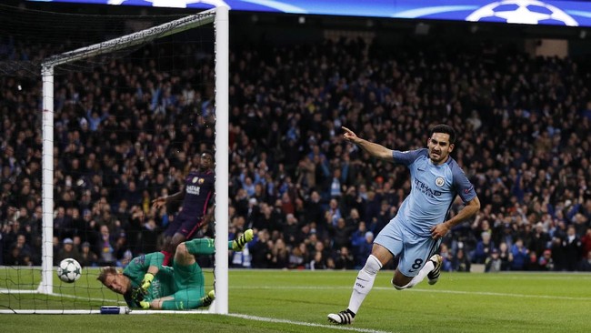 Gol pada babak pertama dicetak oleh penyerang andalan Barcelona Lionel Messi pada menit ke-21 dan gelandang ManCity, Ilkay Guendogan, menit ke-39.