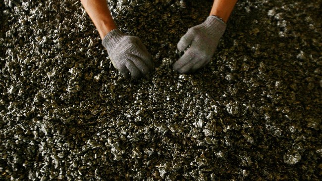 Analis merekomendasikan beli saham emiten produsen nikel, seiring dengan ditekennya aturan main pengembangan mobil listrik oleh Jokowi pada pekan lalu.