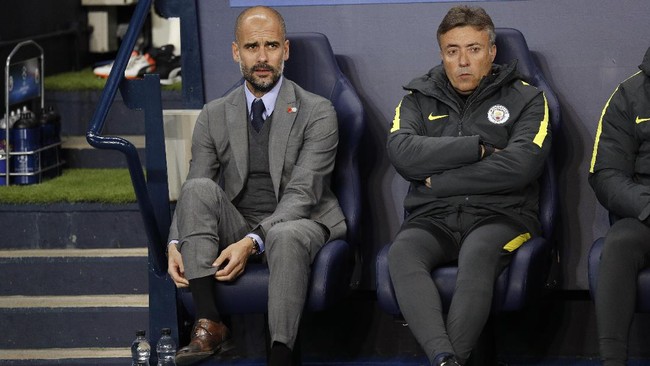 Pep Guardiola hanya berkata "Gol" ketika De Bruyne mencetak gol lewat tendangan bebas. Menariknya, Pep mengatakan "Gol" ketika bola masih berada di udara.