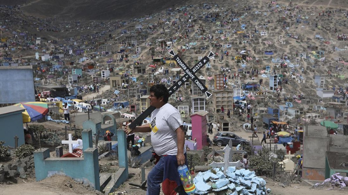 Mendaraskan Doa di Perayaan 'Day of the Dead'