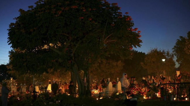 Mendaraskan Doa di Perayaan 'Day of the Dead'