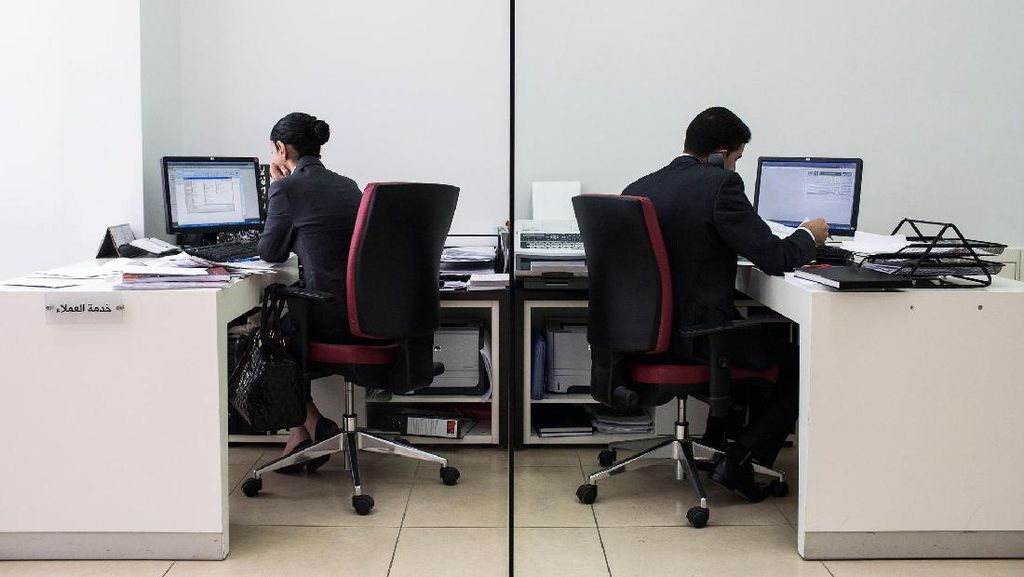 Awas! Duduk Lama Berisiko Merusak Jantung, Lantas Harus Gimana?