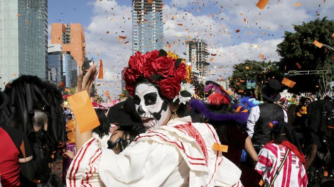 Sekilas konsepnya hampir sama dengan Halloween, namun mayoritas orang yang merayakan akan berdandan dengan tata rias tengkorak.