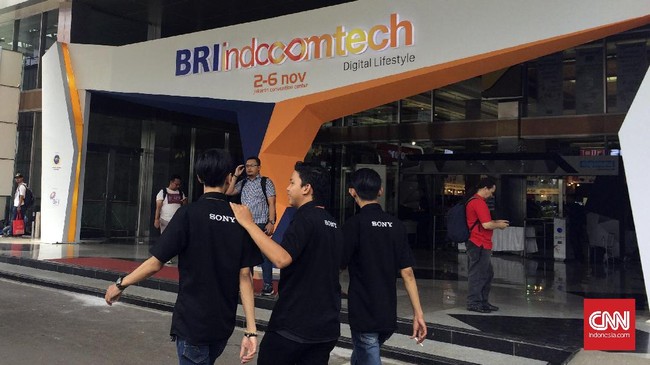 Aksi unjuk rasa yang terjadi hari ini tak membuat penyelenggara Indocomtech 2016 menutup pameran elektronik tersebut.