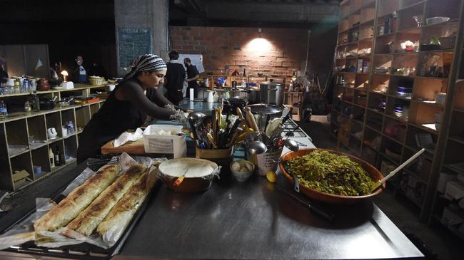 Masalah meningkatnya limbah makanan yang terjadi di dunia saat ini membuat Aladdin Chami membuka restoran yang menunya dibuat dari bahan makanan sisa.
