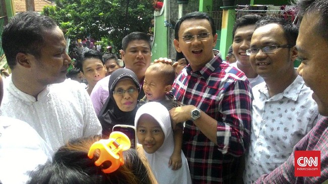 Basuki Tjahaja Purnama alias Ahok dituduh menghina Surat Al-Maidah saat berkunjung ke Kepulauan Seribu. Tuduhan itu terus bergulir dan kini menjadi bola liar.