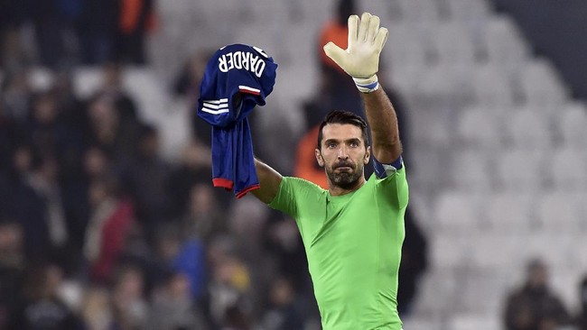 Gianluigi Buffon belum tahu kapan ia bakal pensiun dari lapangan hijau. Kiper asal Italia itu bahkan berkelakar akan terus main hingga usia 65 tahun.