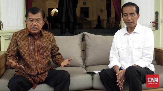 Presiden Jokowi mengaku sudah biasa sambil cari angin membahas sebuah permasalahan bersama Wapres Jusuf Kalla di beranda Istana Merdeka.