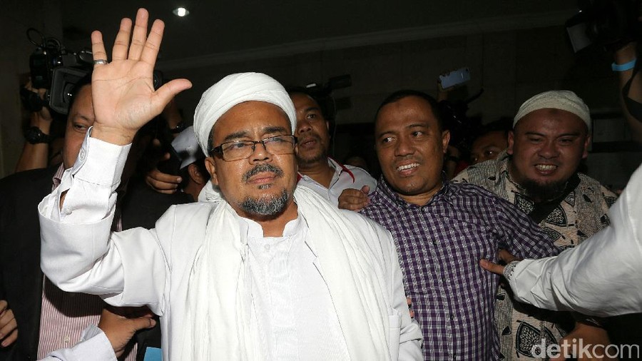 Habib Rizieq Shihab mendatangi Bareskrim Polri. Imam Besar FPI ini menjadi saksi ahli terkait kasus dugaan penistaan agama yang dilakukan Basuki Tjahaja Purnama (Ahok).