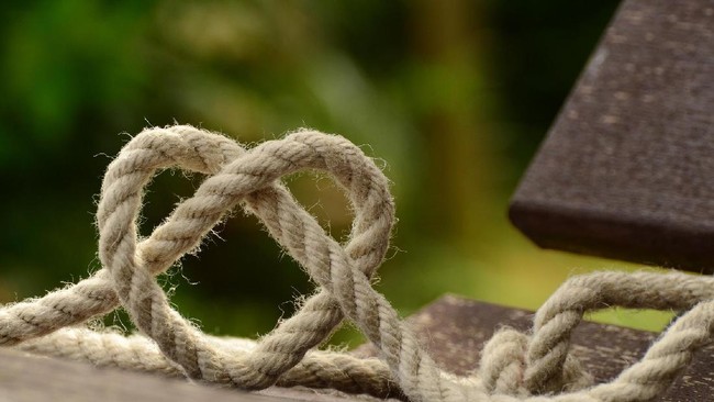 Ada yang berani menentang alam? Saya tidak berani. Ya Allah, aku bersujud kepadaMu. Tafakur, makrifat kebaikan bagi negeriku tercinta ini.