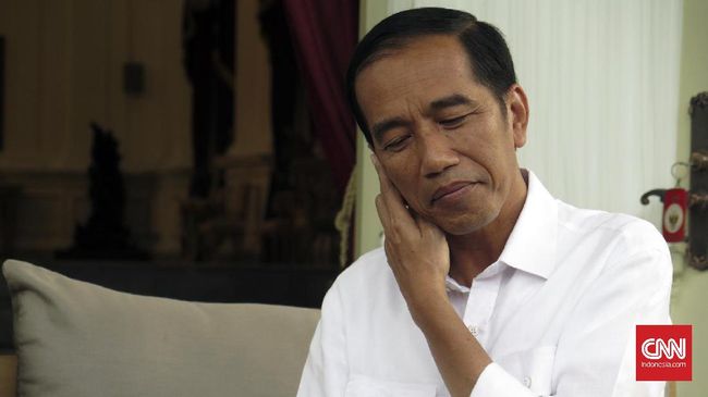 Bagikan Sembako di Bogor, Jokowi Berbuka di Tengah Jalan