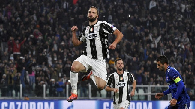 Gonzalo Higuain telah mencetak 100 gol untuk tim Italia sedangkan Jamie Vardy belum berhasil menemukan ketajamannya kembali.
