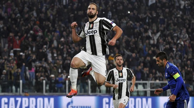 Striker Juventus Gonzalo Higuain menyebut Cristiano Ronaldo dan Lionel Messi sebagai sosok monster yang memiliki kualitas istimewa.