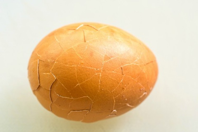 Ketuk Telur Merebus telur nggak bisa disepelekan bila kita mau dapat hasil yang sempurna. Nah, Bun, berikut 4 cara merebus telur agar matang sempurna.