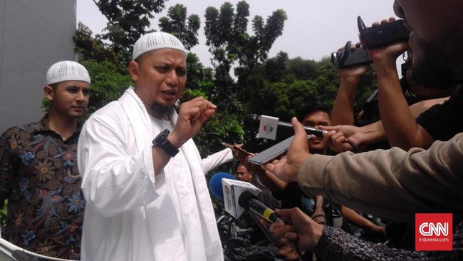 Ma'ruf mengaku tak berani mengajak Arifin Ilham masuk timses Jokowi, dia hanya berharap Arifin mendukungnya sebagai bakal cawapres Jokowi.