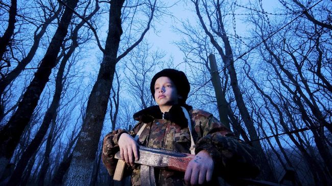 Rusia Bangun Gedung Era Nazi untuk Latihan Militer Anak Rusia membangun replika gedung parlemen Jerman era Nazi, Reichstag, di sebuah taman bermain bertema tentara di Moskow untuk tempat latihan militer anak.