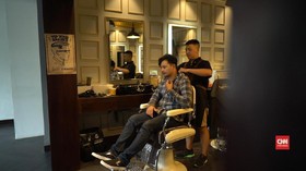 Semangat Nick Jalani Profesi Barber sambil Bersepeda